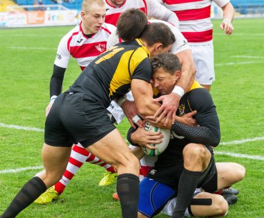 Odessa, Ukrayna - Okt 20, 2017: Odessa - Harkov Rugby Şampiyonası Milli takım. Rugby topu için oyuncuların yoğun mücadele. Yeşil alan stadyum üzerinde dinamik oyun