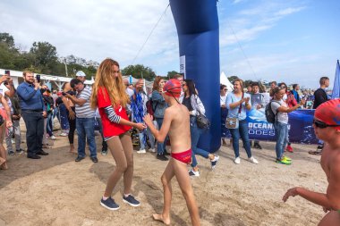 Odessa, Ukrayna - 08.09.2018: rekabet çocuklar için yüzme Oceanman biz açık açık su. Shore yüzücüler çocuklar içine su ve büyük yüzme yarışında açık deniz suya. Spor yaşam tarzı
