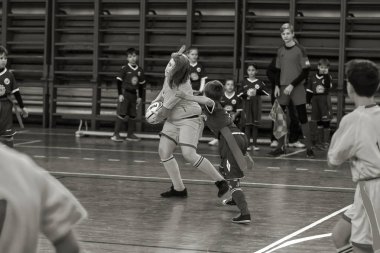 Odessa, Ukrayna - Hazi 24,2018: Küçük çocuklar kapalı salonunda şehir okulun derby Oyunlar sırasında rugby oynamak. Çocuk spor. Çocuk rugby 5 oyun. Çocuk zafer için mücadele. Sağlıklı yaşam tarzı