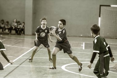 Odessa, Ukrayna - Hazi 24,2018: Küçük çocuklar kapalı salonunda şehir okulun derby Oyunlar sırasında rugby oynamak. Çocuk spor. Çocuk rugby 5 oyun. Çocuk zafer için mücadele. Sağlıklı yaşam tarzı