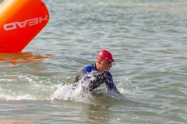 Odessa, Ukrayna - 19 Ağustos 2018: geleneksel spor yarışları milletin. Hayatta kalmak, açık denizde su, yüzme maratonu için engeller ile Ukrayna yarış aşırı tehlikeli bir yolda sınar.