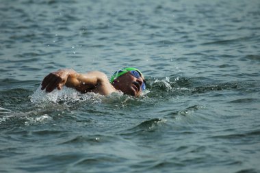 Odessa, Ukrayna - Eylül 2018: Odessa, Oceanman Biz Are açık su yüzme yarışmalar. Yüzücüler kıyıdan içine su ve büyük yüzme yarışında siyah açık su üzerinde çalıştırın. Spor yaşam tarzı