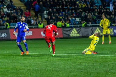 Odessa, Ukrayna -24 Mart 2016: Dostluk maçı (sarı) Ukrayna Millî Futbol takımı ve Kıbrıs (mavi) Milli takımı arasında. Yoğun maç oyun an.