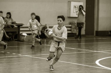 Odessa, Ukrayna - Hazi 24,2018: Küçük çocuklar kapalı salonunda şehir okulun derby Oyunlar sırasında rugby oynamak. Çocuk spor. Çocuk rugby 5 oyun. Çocuk zafer için mücadele. Sağlıklı yaşam tarzı