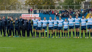 Odessa, Ukrayna - 21 Mayıs 2017: Avrupa ragbi Şampiyonlar Kupası Ukrayna (mavi) ve İsveç (sarı). Rugby topu alan üzerinde. Rugby maç topu için ağır bir maç olacak. Rugby oyuncuları sahada