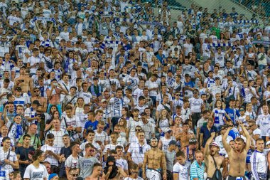 Odessa, Ukrayna 23 Temmuz 2018: Bir kalabalık futbol stadyumu. Ziyaret edenler stadyum standları dolu. Stadyumda futbol taraftarları. Taraftar standları sevinç, hafif ateş ve dalgalanan bayrak.