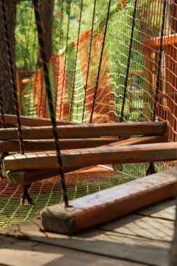 Çocuk Macera Parkı köprüler, halatlar ve merdiven uzun boylu çam ağaçları arasında ormanda yeni başlayanlar için tasarlanmış. Yüksek kablolu park tırmanma macera. Ormandaki yüksek halatlar tabii. Zipline etkinliği