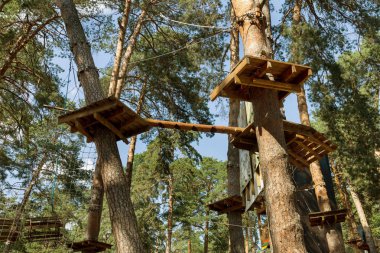 Çocuk Macera Parkı köprüler, halatlar ve merdiven uzun boylu çam ağaçları arasında ormanda yeni başlayanlar için tasarlanmış. Yüksek kablolu park tırmanma macera. Ormandaki yüksek halatlar tabii. Zipline etkinliği