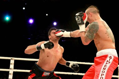 Odessa, Ukrayna-31 Mayıs 2014: Dünya ağır sıklet boks şampiyonu, alexander usyk - Ukrayna ve cesar david crenz - Arjantin boks ringde. profesyonel boks, 31 Mayıs 2014 yılında odessa, Ukrayna.