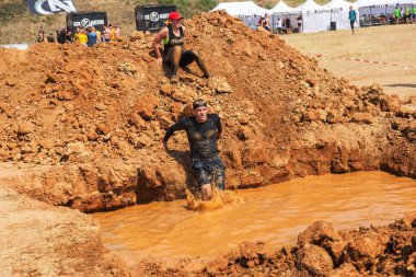 Odessa, Ukrayna-Ağustos 19, 2018: Geleneksel spor yarışları milletin. Deniz, tehlikeli engellerin üstesinden dağlık hayatta kalmak için Ukraynalı yarış yüzme ve aşırı mahkemelere tehlikeli yol