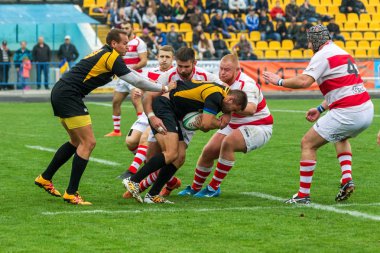 Odessa, Ukrayna - Okt 20, 2017: Odessa - Harkov Rugby Şampiyonası Milli takım. Rugby topu için oyuncuların yoğun mücadele. Yeşil alan stadyum üzerinde dinamik oyun