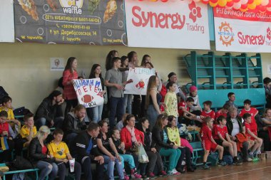 29 Nisan 2017 - Odessa, Ukrayna: rugby ligi odessa maçın özel spor okulda oynayan çocuklar destekleyen seyirci