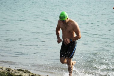 Odessa, Ukrayna - Eylül 2018: Odessa, Oceanman Biz Are açık su yüzme yarışmalar. Yüzücüler kıyıdan içine su ve büyük yüzme yarışında siyah açık su üzerinde çalıştırın. Spor yaşam tarzı
