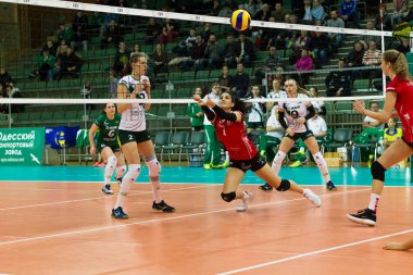 Odessa, Ukrayna - Eylül 12, 2017: 2018 voleybol Cev Kupası - kadınlar. Oynanan Khimik Yujni (Ukrayna) - beyaz ve Zesar VFM'nin Franches-Montagnes (İsviçre) - kırmızı. Bayanlar voleybol oyun vurguladı