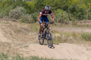Odessa, Ukrayna - 2 Ağustos 2018: Sporcular spor bisiklet üzerinde dağlık arazide rekabet. Aile ile çocuk, sağlıklı yaşam biçimi, Cyclocross - eğlence spor spor doğada kapalı gün