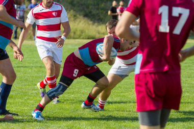Odessa, Ukrayna - 10 Eylül 2017: Uluslararası rugby turnuva ekipleri Chisinau - Moldova ve Odessa - Ukrayna arasında. Sıkı rugby oyunu yeşil çim sahada parçası