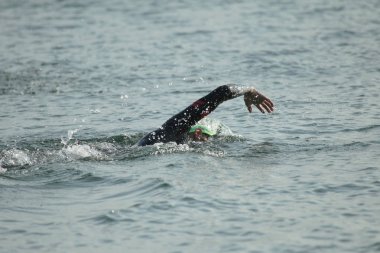 Odessa, Ukrayna - Eylül 2018: Odessa, Oceanman Biz Are açık su yüzme yarışmalar. Yüzücüler kıyıdan içine su ve büyük yüzme yarışında siyah açık su üzerinde çalıştırın. Spor yaşam tarzı