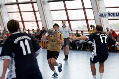 Odessa, Ukrayna - 19 Eylül 2010: Bölgesel derby Erkek milli takımları ve Politeknik Portovik arasında yoğun duygusal samimi hentbol maçı