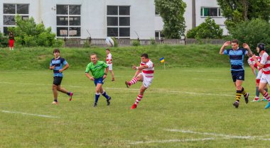 Odessa, Ukrayna - 26 Mayıs 2018: Ukrayna Kupası Politechnik - Odessa ve Credo - 65 Odessa (kırmızı). Rugby topu için oyuncuların yoğun mücadele. Yeşil alan stadyum üzerinde dinamik oyun