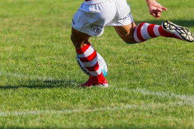 Odessa, Ukrayna - 10 Eylül 2017: Uluslararası rugby turnuva ekipleri Chisinau - Moldova ve Odessa - Ukrayna arasında. Sıkı rugby oyunu yeşil çim sahada parçası