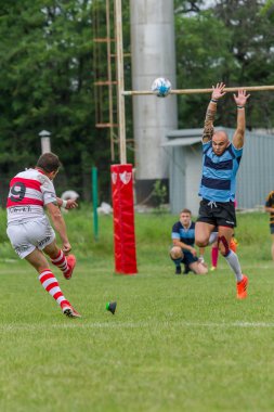 Odessa, Ukrayna - 26 Mayıs 2018: Ukrayna Kupası Politechnik - Odessa ve Credo - 65 Odessa (kırmızı). Rugby topu için oyuncuların yoğun mücadele. Yeşil alan stadyum üzerinde dinamik oyun