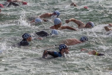 Odessa, Ukrayna - 19 Ağustos 2018: geleneksel spor yarışları milletin. Hayatta kalmak, açık denizde su, yüzme maratonu için engeller ile Ukrayna yarış aşırı tehlikeli bir yolda sınar.