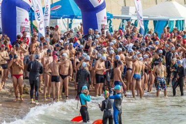 Odessa, Ukrayna - 19 Ağustos 2018: geleneksel spor yarışları milletin. Hayatta kalmak, açık denizde su, yüzme maratonu için engeller ile Ukrayna yarış aşırı tehlikeli bir yolda sınar.
