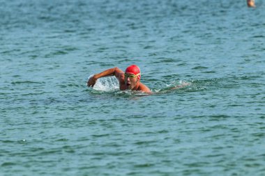 Odessa, Ukrayna - 8.09.2018: rekabet çocuklar için yüzme Oceanman biz açık açık su. Shore yüzücüler çocuklar içine su ve büyük yüzme yarışında açık deniz suya. Spor yaşam tarzı