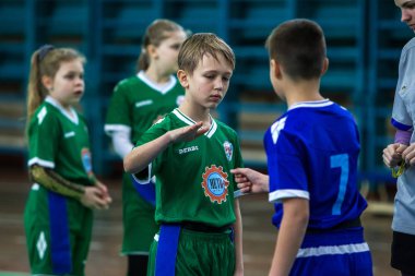 Odessa, Ukrayna - Hazi 24,2018: Küçük çocuklar kapalı salonunda şehir okulun derby Oyunlar sırasında rugby oynamak. Çocuk spor. Çocuk rugby 5 oyun. Çocuk zafer için mücadele. Sağlıklı yaşam tarzı