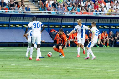Odessa, Ukrayna - 14 Ağustos 2015: Fc Shakhtar Donetsk ve Fc Dnipro Dnipropetrovsk Ukrayna Kupası maçında top için kavga ediyorlar. Ayrıntı oyunun.