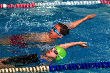 Odessa, Ukrayna -24 Eylül 2016: havuzda çocuklar arasında Ukrayna Şampiyonası triatlon sporcular sırasında spor. Kapalı havuzda rekabet çocuk