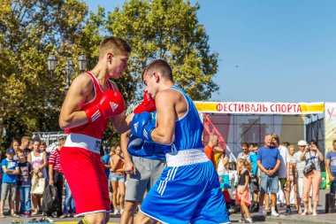 Odessa, Ukrayna -10 Eylül 2-16: Çocuklar ve çocuk onların sanat eşyalarını sanat spor festivali şehir merkezinde sergi. Seyirci ve heyecanla izlerken performansları ailesi