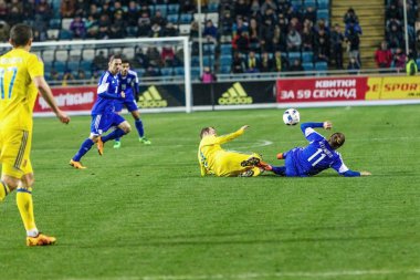 Odessa, Ukrayna -24 Mart 2016: Dostluk maçı (sarı) Ukrayna Millî Futbol takımı ve Kıbrıs (mavi) Milli takımı arasında. Yoğun maç oyun an.