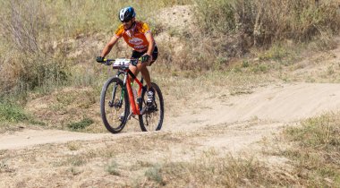 Odessa, Ukrayna - 2 Ağustos 2018: Sporcular spor bisiklet üzerinde dağlık arazide rekabet. Aile ile çocuk, sağlıklı yaşam biçimi, Cyclocross - eğlence spor spor doğada kapalı gün