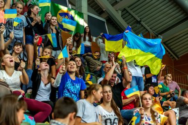 Odessa, Ukrayna - 16 Eylül 2016: Seyirci Bayanlar Voleybol Avrupa Şampiyonası sırasında tribünlerde. Oyun oyun favori kadın takımın başına taraftarların duygusal deneyimler
