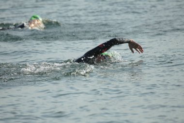 Odessa, Ukrayna - Eylül 2018: Odessa, Oceanman Biz Are açık su yüzme yarışmalar. Yüzücüler kıyıdan içine su ve büyük yüzme yarışında siyah açık su üzerinde çalıştırın. Spor yaşam tarzı