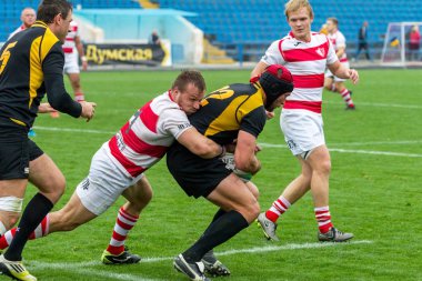 Odessa, Ukrayna - Okt 20, 2017: Odessa - Harkov Rugby Şampiyonası Milli takım. Rugby topu için oyuncuların yoğun mücadele. Yeşil alan stadyum üzerinde dinamik oyun