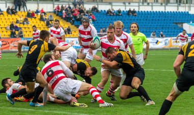 Odessa, Ukrayna - Okt 20, 2017: Odessa - Harkov Rugby Şampiyonası Milli takım. Rugby topu için oyuncuların yoğun mücadele. Yeşil alan stadyum üzerinde dinamik oyun