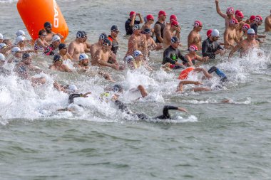Odessa, Ukrayna - 19 Ağustos 2018: geleneksel spor yarışları milletin. Hayatta kalmak, açık denizde su, yüzme maratonu için engeller ile Ukrayna yarış aşırı tehlikeli bir yolda sınar.