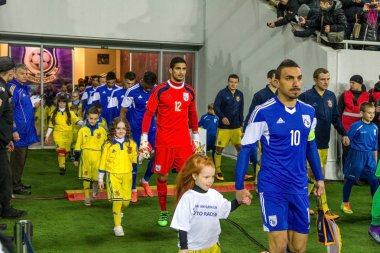 Odessa, Ukrayna -24 Mart 2016: Dostluk maçı (sarı) Ukrayna Millî Futbol takımı ve Kıbrıs (mavi) Milli takımı arasında. Yoğun maç oyun an.