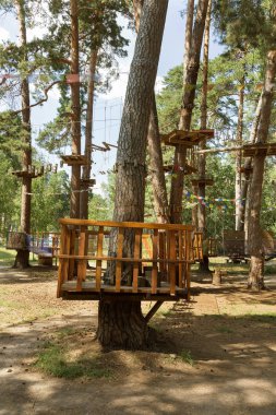 Çocuk Macera Parkı köprüler, halatlar ve merdiven uzun boylu çam ağaçları arasında ormanda yeni başlayanlar için tasarlanmış. Yüksek kablolu park tırmanma macera. Ormandaki yüksek halatlar tabii. Zipline etkinliği