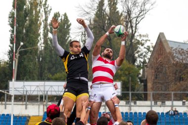 Odessa, Ukrayna - Okt 20, 2017: Odessa - Harkov Rugby Şampiyonası Milli takım. Rugby topu için oyuncuların yoğun mücadele. Yeşil alan stadyum üzerinde dinamik oyun