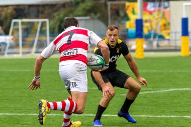 Odessa, Ukrayna - Okt 20, 2017: Odessa - Harkov Rugby Şampiyonası Milli takım. Rugby topu için oyuncuların yoğun mücadele. Yeşil alan stadyum üzerinde dinamik oyun