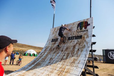 Odessa, Ukrayna-Ağustos 19, 2018: Geleneksel spor yarışları milletin. Deniz, tehlikeli engellerin üstesinden dağlık hayatta kalmak için Ukraynalı yarış yüzme ve aşırı mahkemelere tehlikeli yol