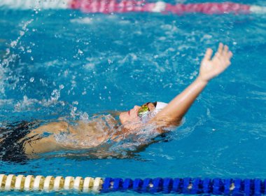 Odessa, Ukrayna -24 Eylül 2016: havuzda çocuklar arasında Ukrayna Şampiyonası triatlon sporcular sırasında spor. Kapalı havuzda rekabet çocuk