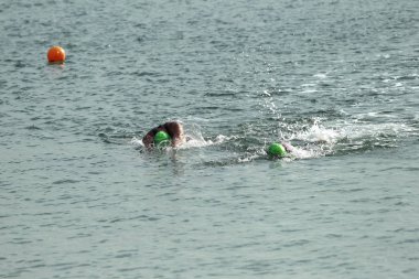 Odessa, Ukrayna - Eylül 2018: Odessa, Oceanman Biz Are açık su yüzme yarışmalar. Run su ve büyük yüzme yarışında içine siyah açık su sahilden yüzücüler