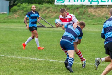 Odessa, Ukrayna - 26 Mayıs 2018: Ukrayna Kupası Politechnik - Odessa ve Credo - 65 Odessa (kırmızı). Rugby topu için oyuncuların yoğun mücadele. Yeşil alan stadyum üzerinde dinamik oyun