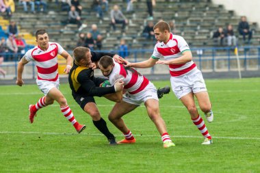 Odessa, Ukrayna - Okt 20, 2017: Odessa - Harkov Rugby Şampiyonası Milli takım. Rugby topu için oyuncuların yoğun mücadele. Yeşil alan stadyum üzerinde dinamik oyun