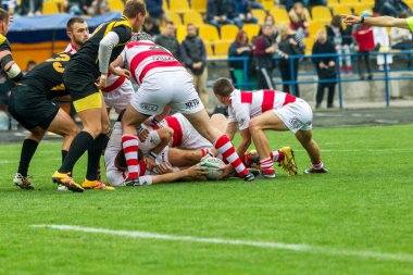 Odessa, Ukrayna - Okt 20, 2017: Odessa - Harkov Rugby Şampiyonası Milli takım. Rugby topu için oyuncuların yoğun mücadele. Yeşil alan stadyum üzerinde dinamik oyun