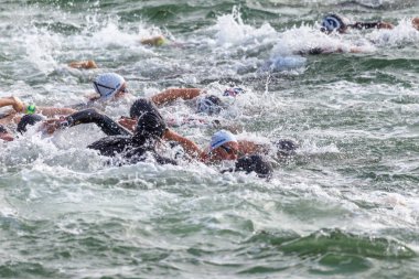 Odessa, Ukrayna - 19 Ağustos 2018: geleneksel spor yarışları milletin. Hayatta kalmak, açık denizde su, yüzme maratonu için engeller ile Ukrayna yarış aşırı tehlikeli bir yolda sınar.